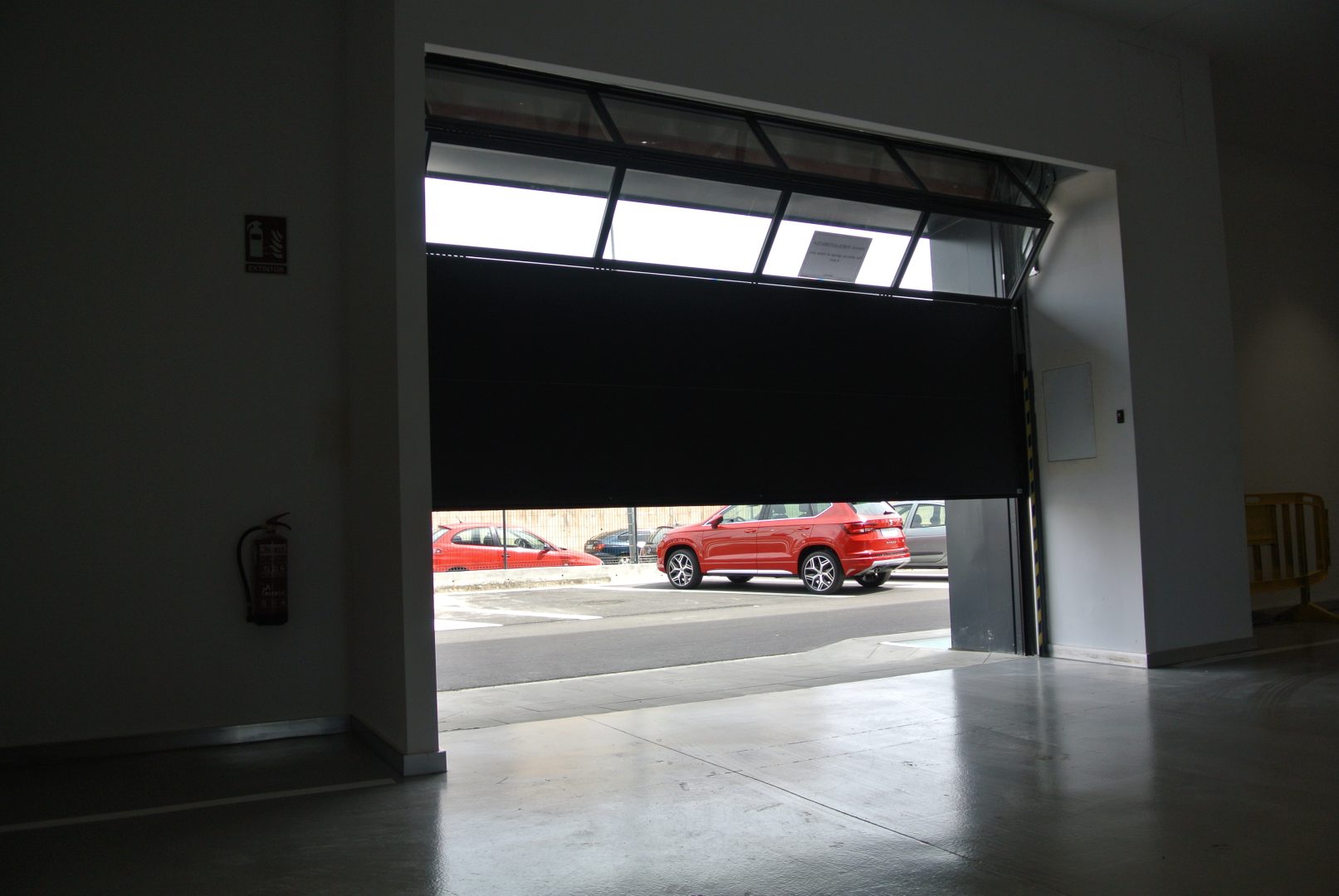 Folding door by Rolflex with sandwich panels and a full vison panel